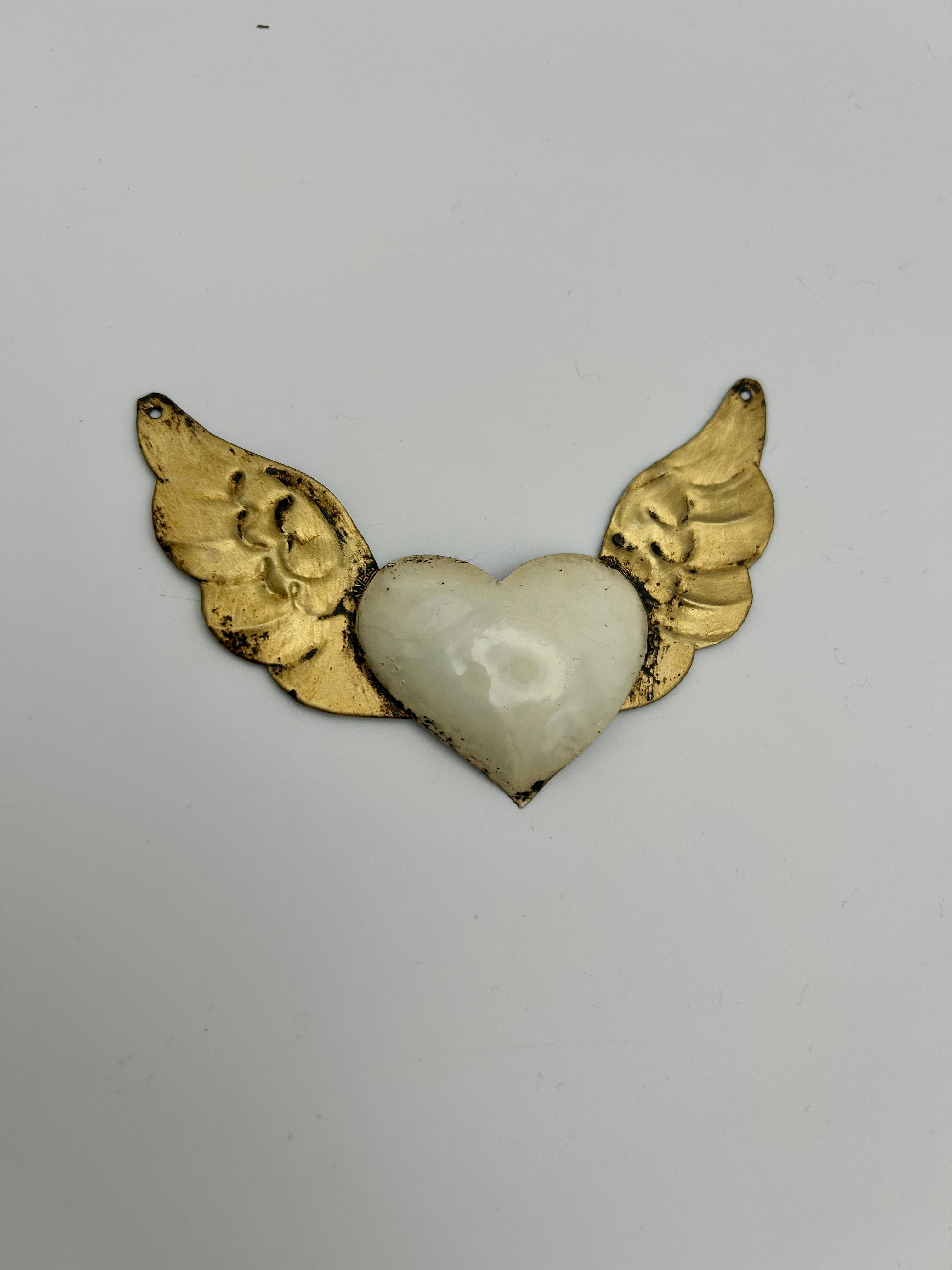 Petit Coeur "Espérance" en métal blanc crème et ailes dorées