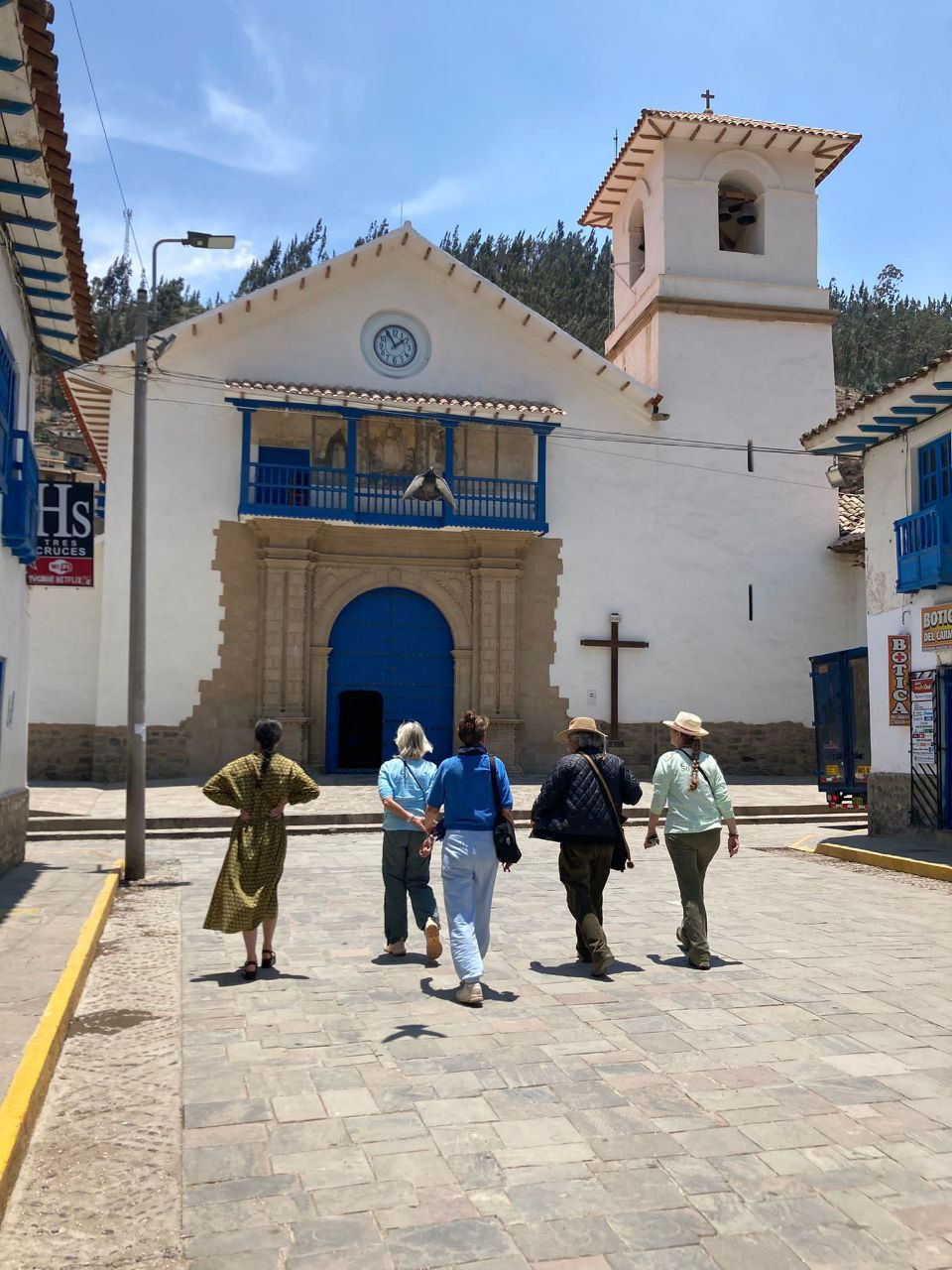 Kerk in Paucartambo met Américo Yábar en waikis