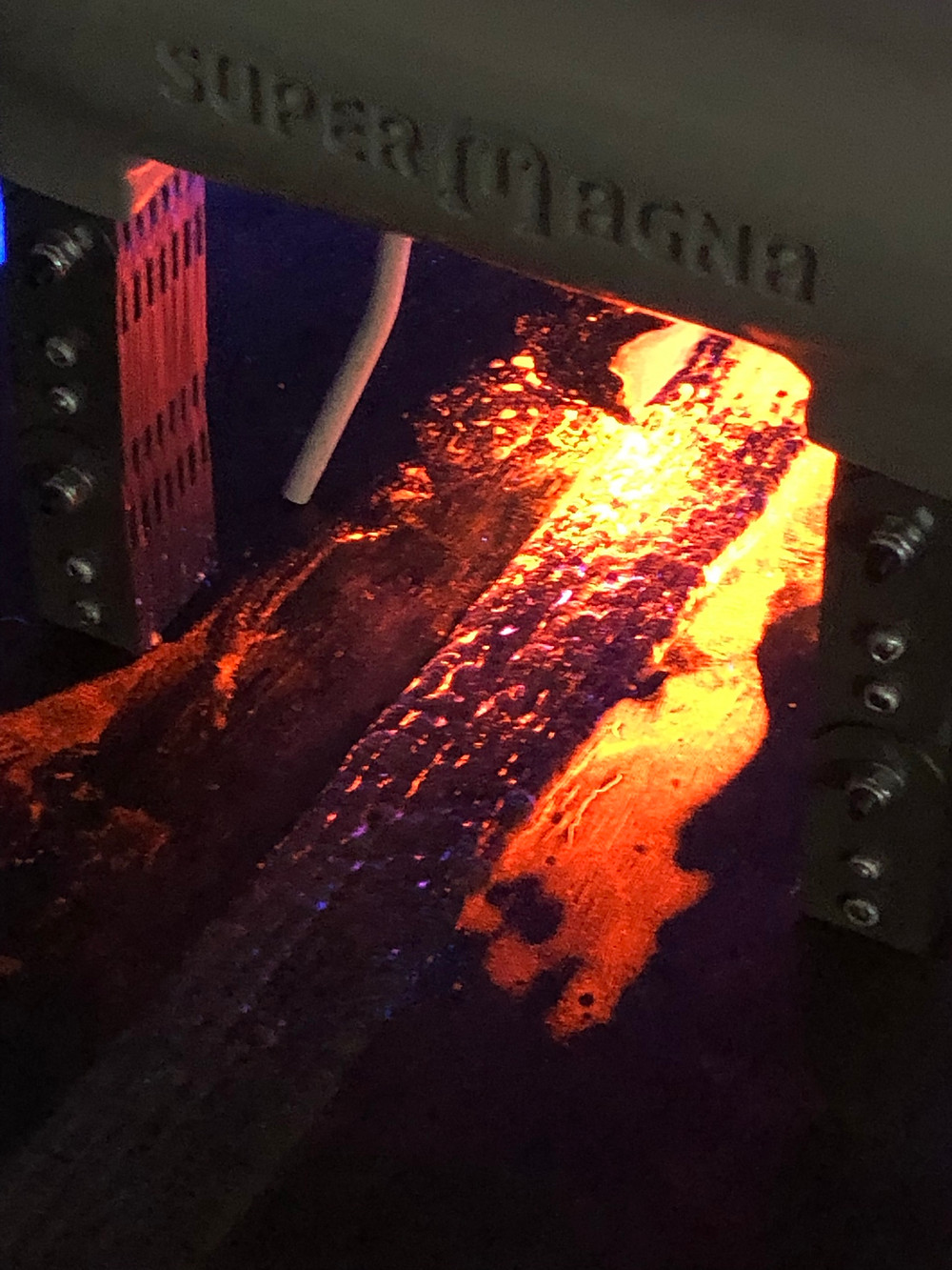 Partícula magnética em luz UV com Yoke