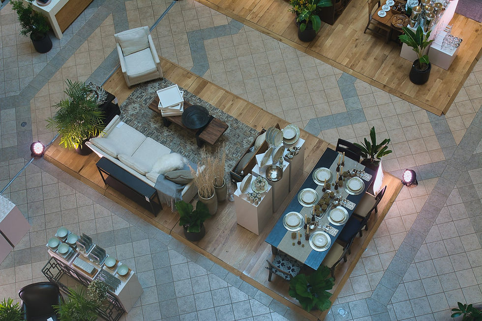 Eetkamer en zithoek met meubels en planten