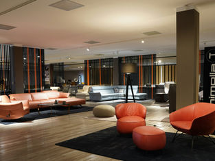 Showroom met banken, fauteuils en salontafels op een houten vloer