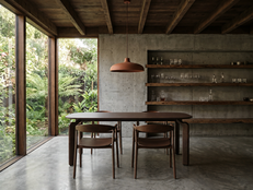 Ronde houten eettafel met lichte eetkamerstoelen uit de bestaande collectie van Mowelli