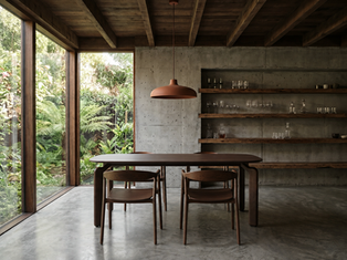 Ronde houten eettafel met lichte eetkamerstoelen uit de bestaande collectie van Mowelli