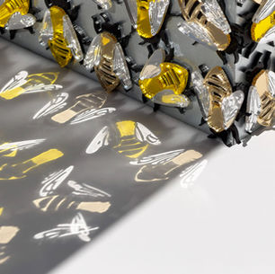 Installatie Reflecting Wildness met handgemaakte spiegelende bijen van acrylrestanten