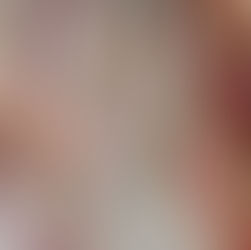 Handen die witte linten door een weefsel van golvende draden in pastel, rood en groen trekken