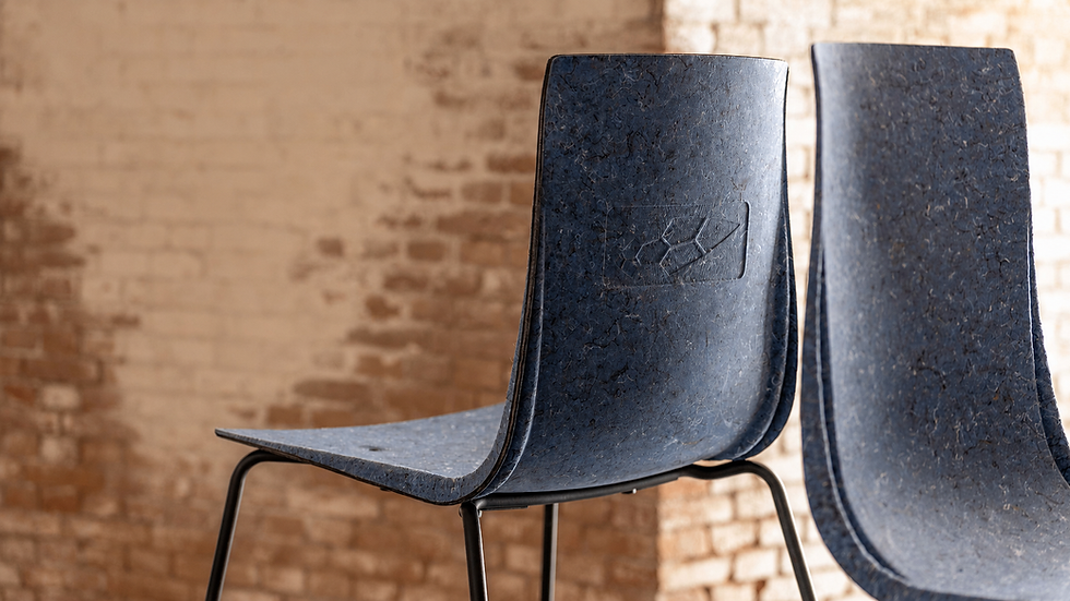 Oppervlak van Material Matters, een materiaal van gerecyclede denimvezels met zichtbare blauwe vezelstructuur