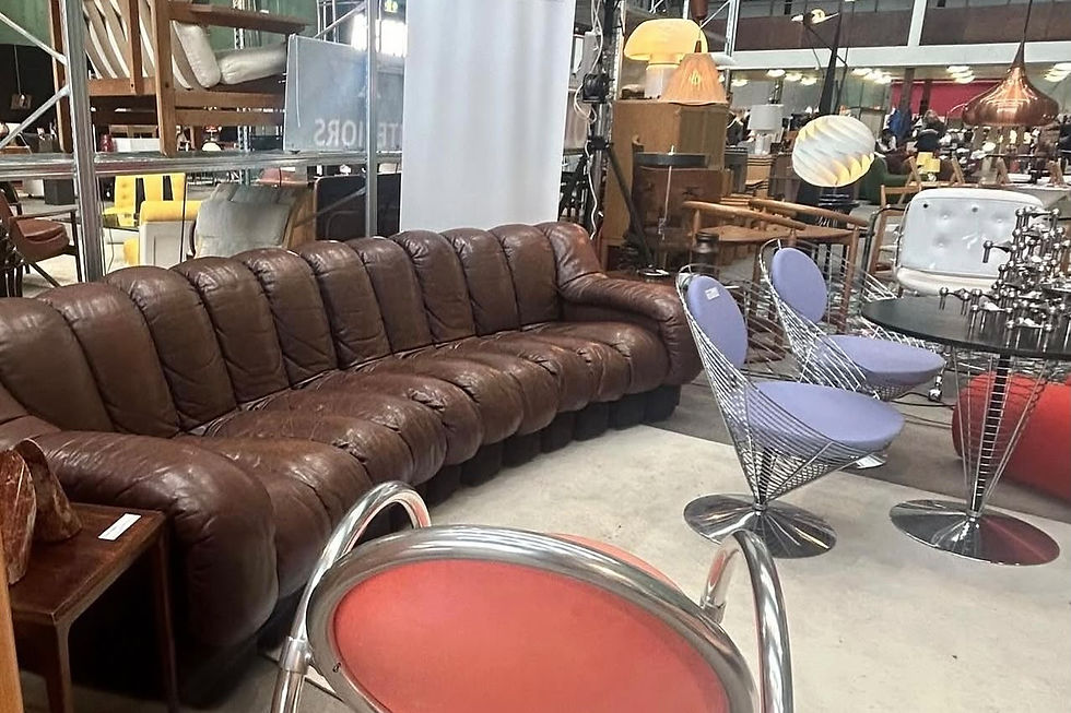 Vintage stoelen en kunstobjecten in een van de showrooms aan de Bundweg in Rotterdam