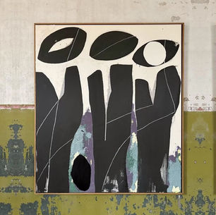 Abstract schilderij met zwarte verticale vormen op een groen en grijs gelaagde ondergrond