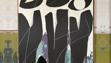 Abstract schilderij met zwarte verticale vormen op een groen en grijs gelaagde ondergrond