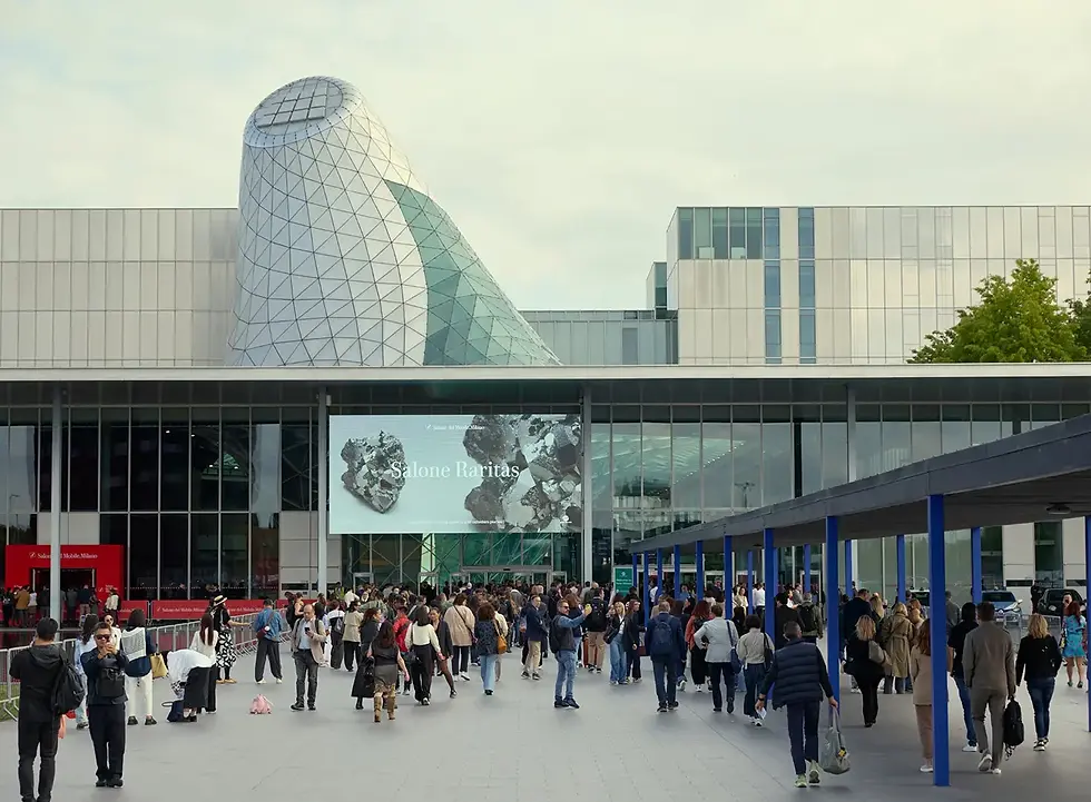 Bezoekers bij de ingang van Fiera Milano Rho tijdens de Salone del Mobile 2026