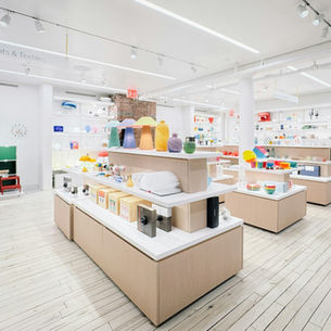 Modern winkelinterieur met presentatiemeubels en schappen