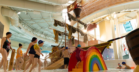 kids running to pirate ship in the aquazone