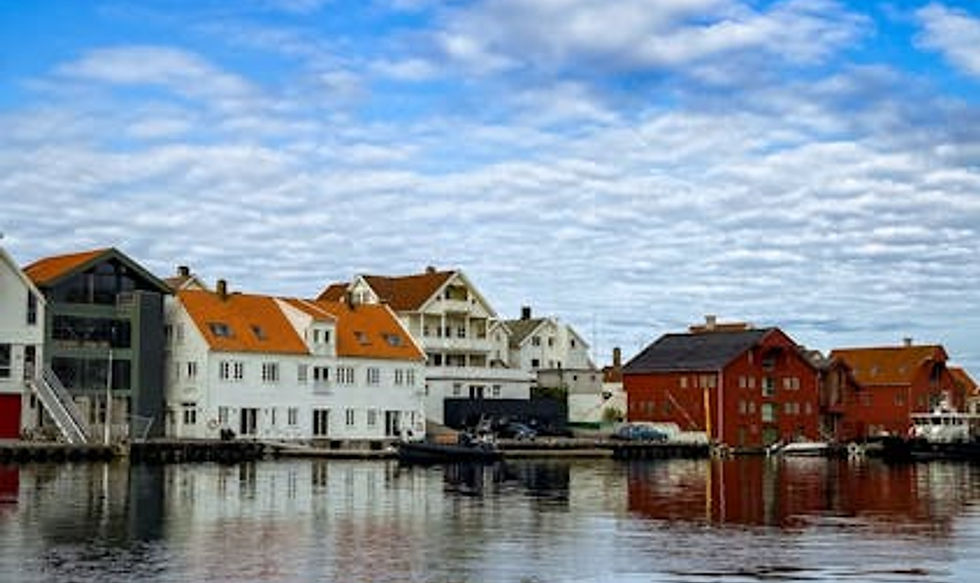 Tradisjonelle hus langs havnen i Haugesund, Rogaland – en kystby på Haugalandet med behov for psykologhjelp