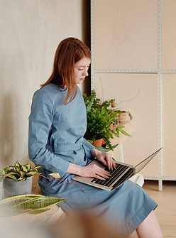 En kvinne som snakker med en psykolog på nett og som viser hvordan det fungerer å snakke med en online psykolog.