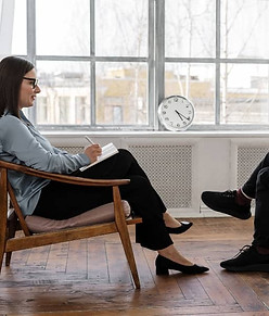 Person som går til psykolog for å få hjelp til å løse sine problemer og utfordringer.