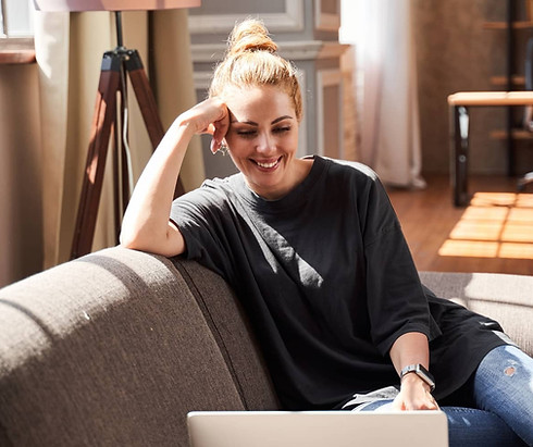 Psykolog på nett i samtaleterapi med en klient via en online forbindelse.