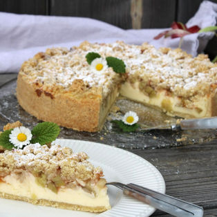 Glutenfreier Rhabarberkuchen mit Quark und Streuseln