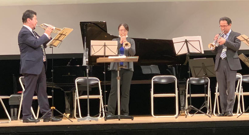 2022年11月、仙台で開催された日本臨床細胞学会で演奏=中央が大橋瑠子先生