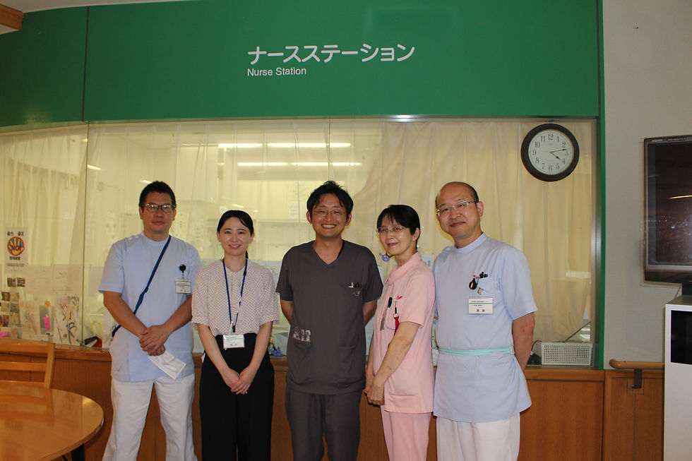 県立精神医療センターで子どもたちと向き合う吉永先生(中央)とスタッフ