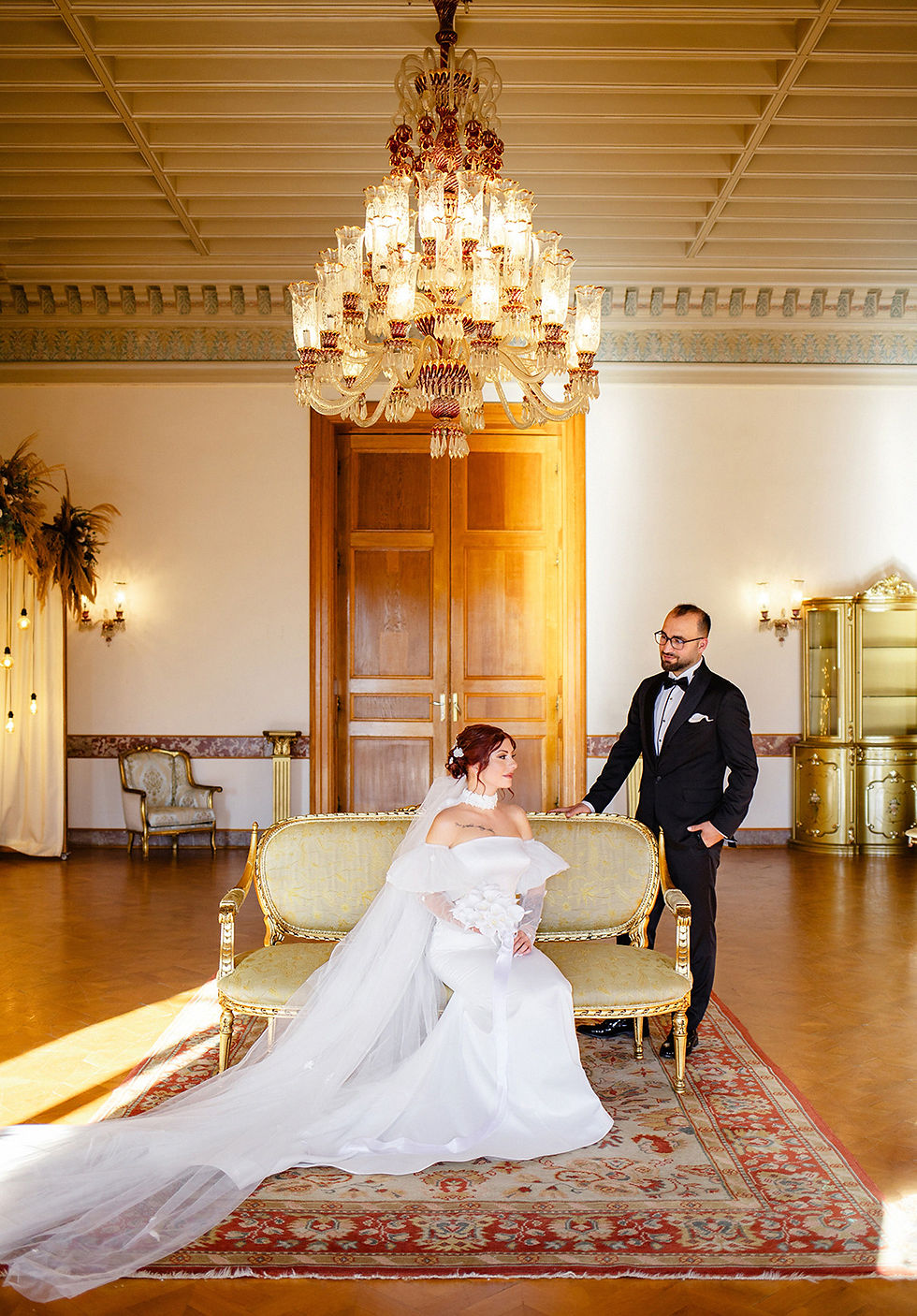 Yüksek tavanlı salonda gelin ve damat fotoğrafı