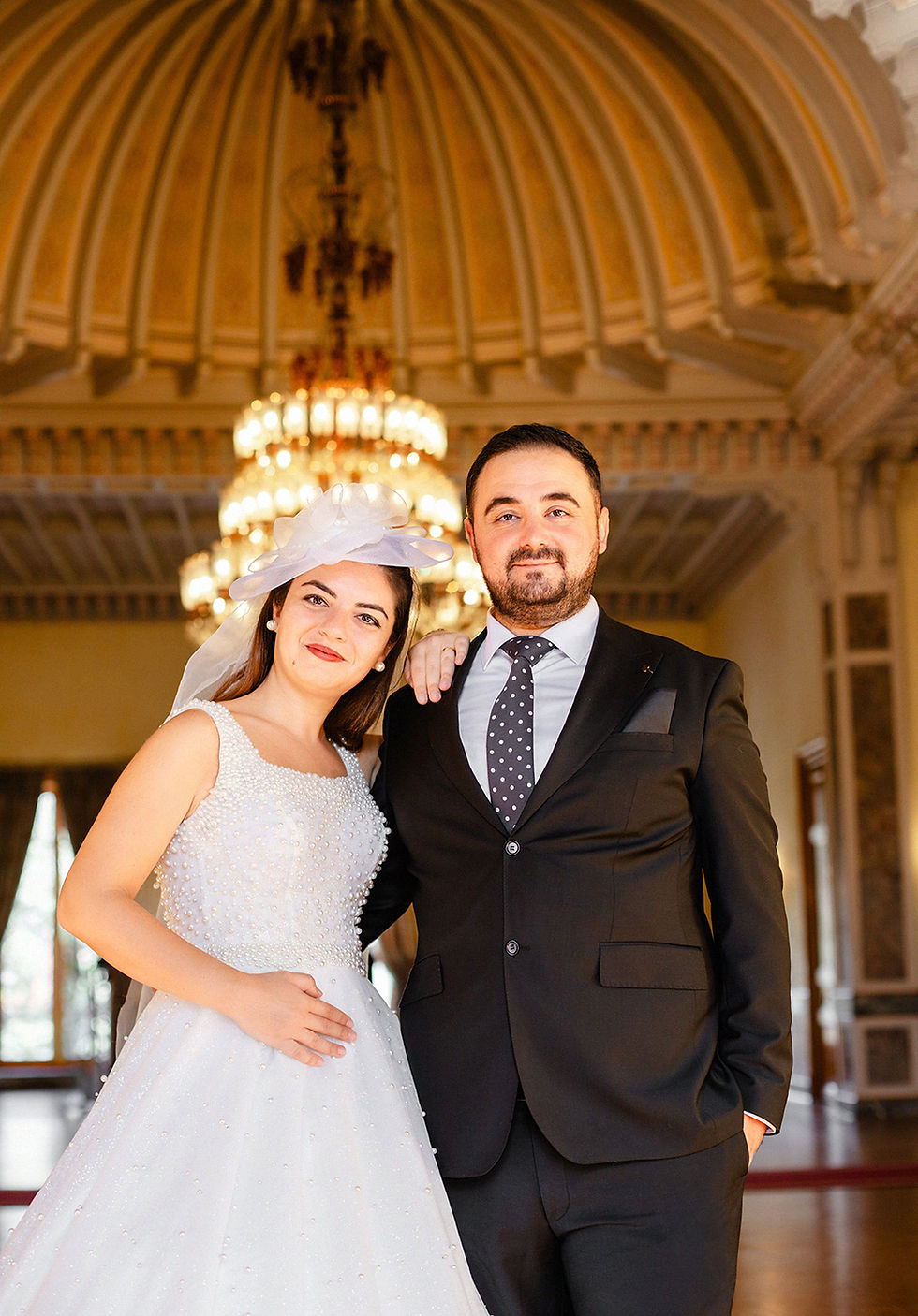 Kasrın iç salonunda çiftin düğün fotoğrafı