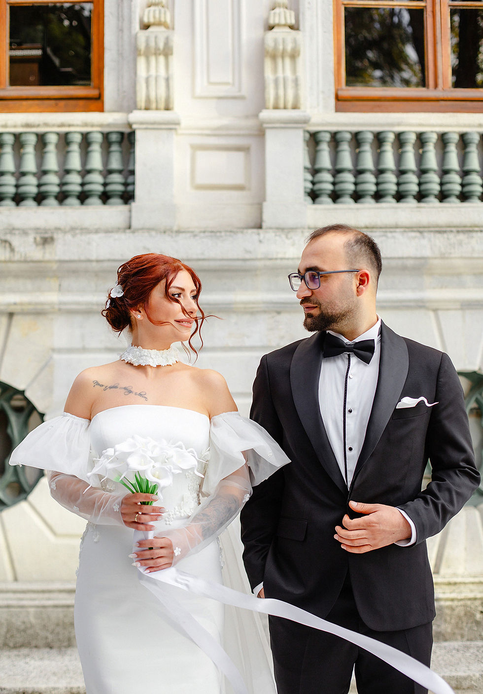 Kasrın tarihi yapısı önünde klasik düğün fotoğrafı