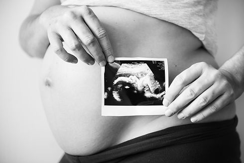 pregnant-woman-showing-fetus-ultrasound-