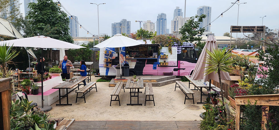 חצר הטרמינל מחוץ לסדנת התכשיטים של לילה - חצר שיקומית קפה טראק עם אחלה מוזיקה ופינות ישיבה באווירת קיבוץ