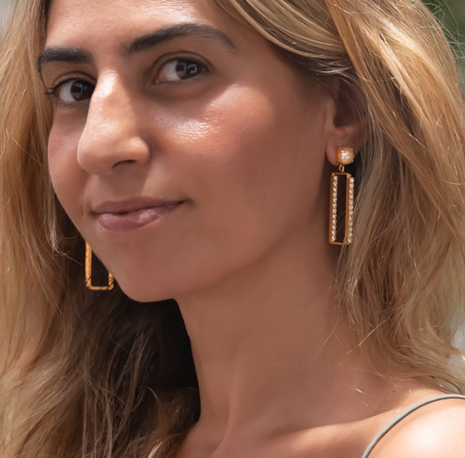 עגילי Olivia עם קריסטלים קטנים ופנינים | זהב | לילה