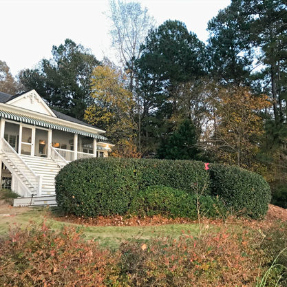 a white house overlooks trimmed bushes in the lake oconee ga area - Morgan, Putnam, Greene County