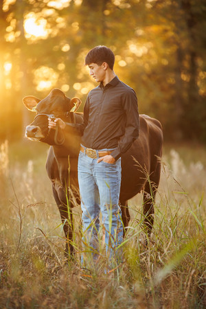 Georgia livestock photographer capturing student posing with Jersey show cow