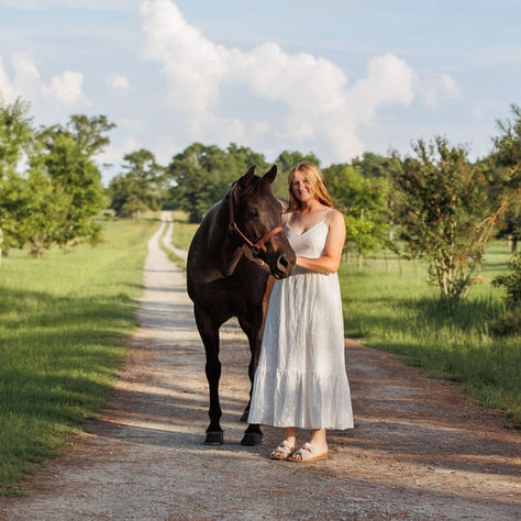 A Georgia 4-H member poses with her quarter horse in a horse photoshoot
