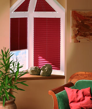 Dreieckplissees mit leichter Neigung