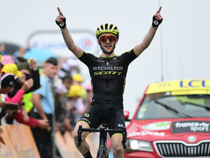 Loulou sufre, la General en un pañuelo