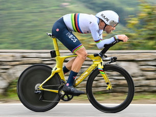 Ganna y Almeida celebraron con Prosecco