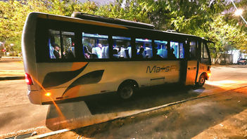 "Frota de micro-ônibus executivos disponíveis para aluguel no Rio de Janeiro, prontos para transporte de equipes, turistas e grandes grupos com segurança."