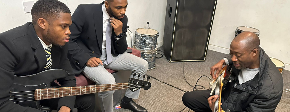 AIG Sound Project Bass Guitar Session participants and dedicated tutor