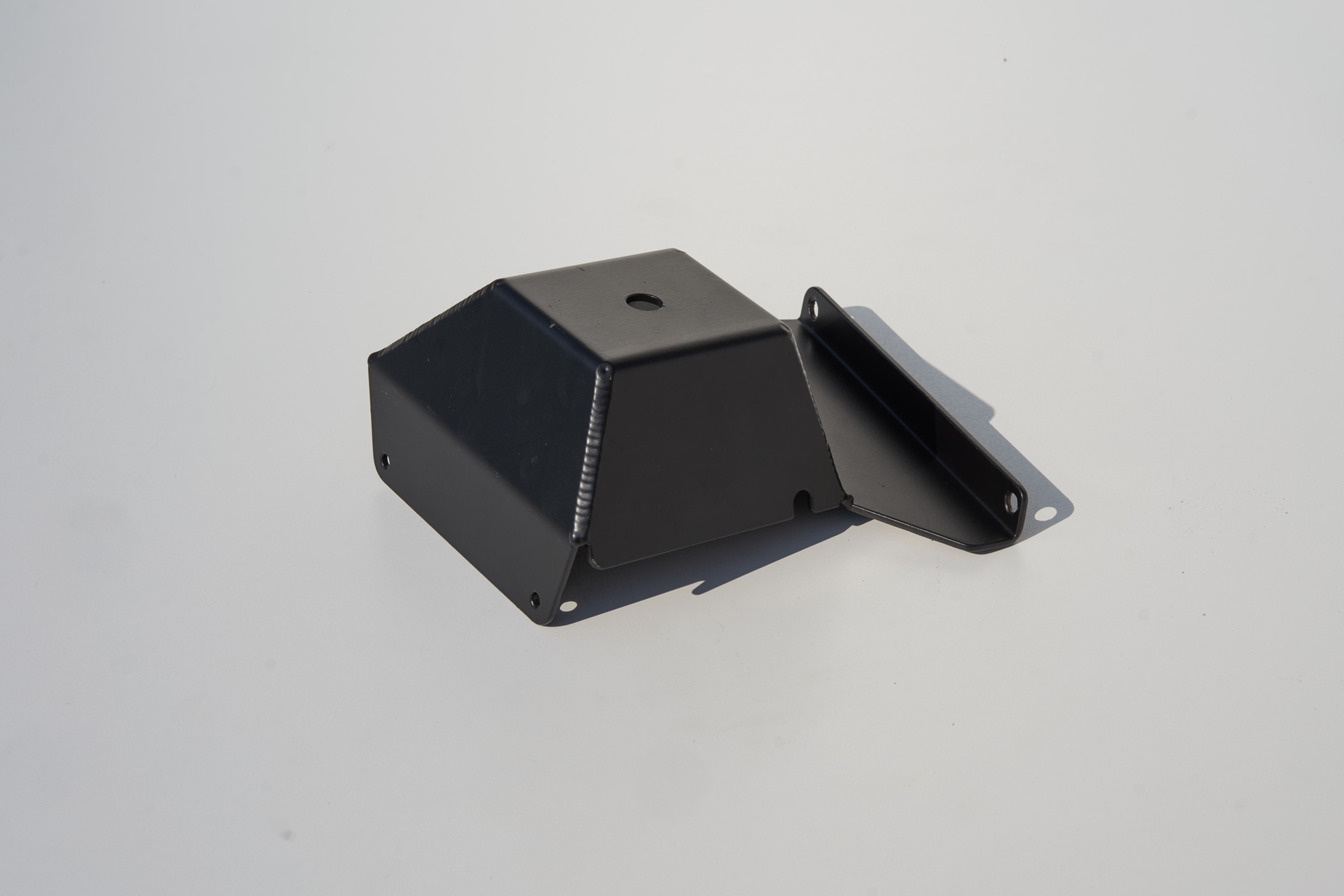 Podstawka anteny na błotniku L , P aluminiowe małe