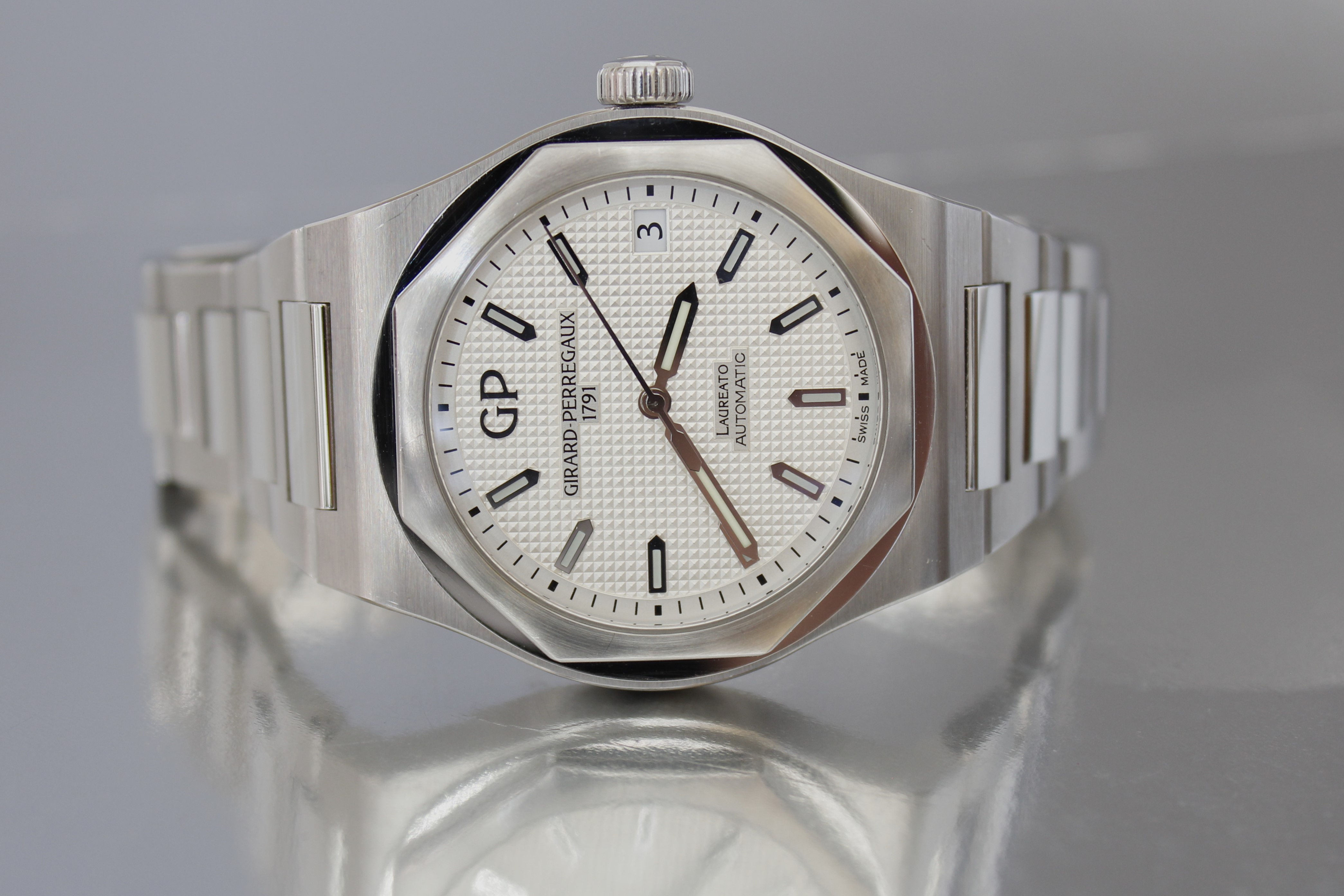 Girard-Perregaux Laureato