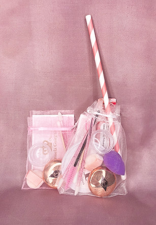 Klassisches und Bridal Touch-up Kit im einheitlichen Design – Rosa und Weiß mit liebevoll ausgewählten Beauty-Produkten.