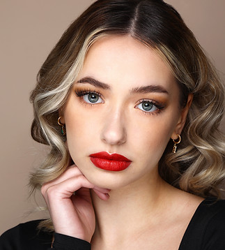 Ausrucksstarkes Make-up mit künstlichen Wimpern und rotem Chanel Lippenstift