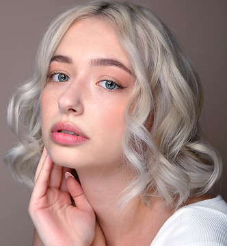 Natürliches Make-up ohne Wimpern, dezenter Eyeliner und Sommersprossen