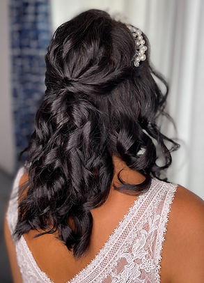 Braut mit definierter, halboffener Frisur und glänzenden Locken – feminin, modern und stilvoll gestylt.