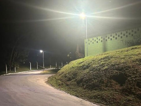 Maromba recebe nova iluminação e reforça segurança no acesso à escola municipal