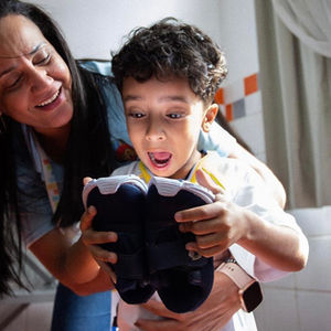 Volta Redonda começa a distribuir 38 mil pares de tênis para alunos da rede municipal