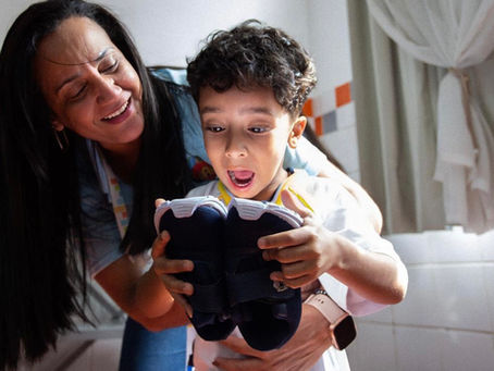 Volta Redonda começa a distribuir 38 mil pares de tênis para alunos da rede municipal