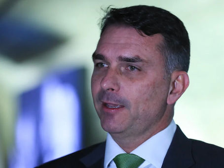 Flávio Bolsonaro envia defesa à PF e nega calúnia contra Lula; depoimento é cancelado