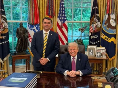 Camisa da Seleção barrada na Casa Branca marcou encontro tenso entre Flávio Bolsonaro e Trump