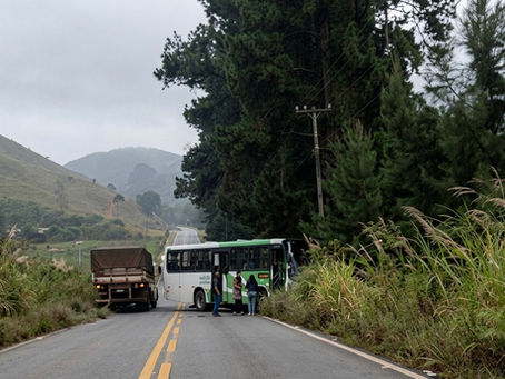 Acidente entre ônibus e caminhão mobiliza Corpo de Bombeiros na Serra da Mutuca, em Barra Mansa