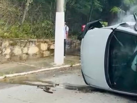 Motorista perde controle e bate em árvore na Sérgio Braga, em Barra Mansa